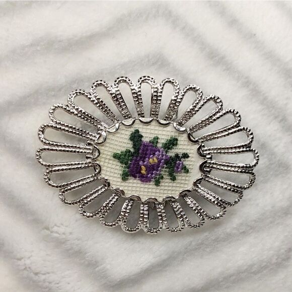 VINTAGE Petit point pansy crochet brooch - Picture 1 of 5
